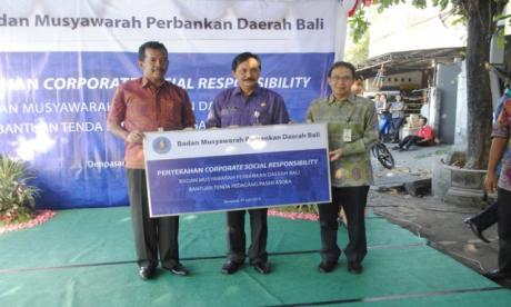 BMPD ( Badan Musyawarah Perbankan Daerah Bali ) Menyerahkan bantuan CSR berupa tenda kepada pedagang