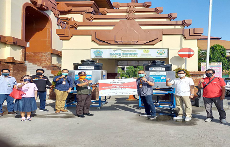 Penyerahan bantuan 2 buah wastafel (tempat cuci tangan) portable untuk mencegah penyebaran Covid-19