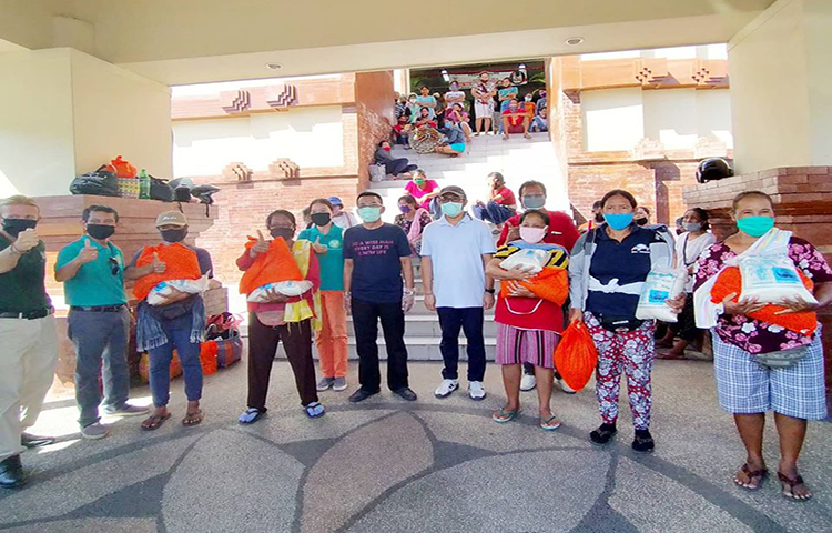 Pemerintah Kota Denpasar memberikan bantuan sembako sebagai dampak ekonomi akibat pandemi Covid-19