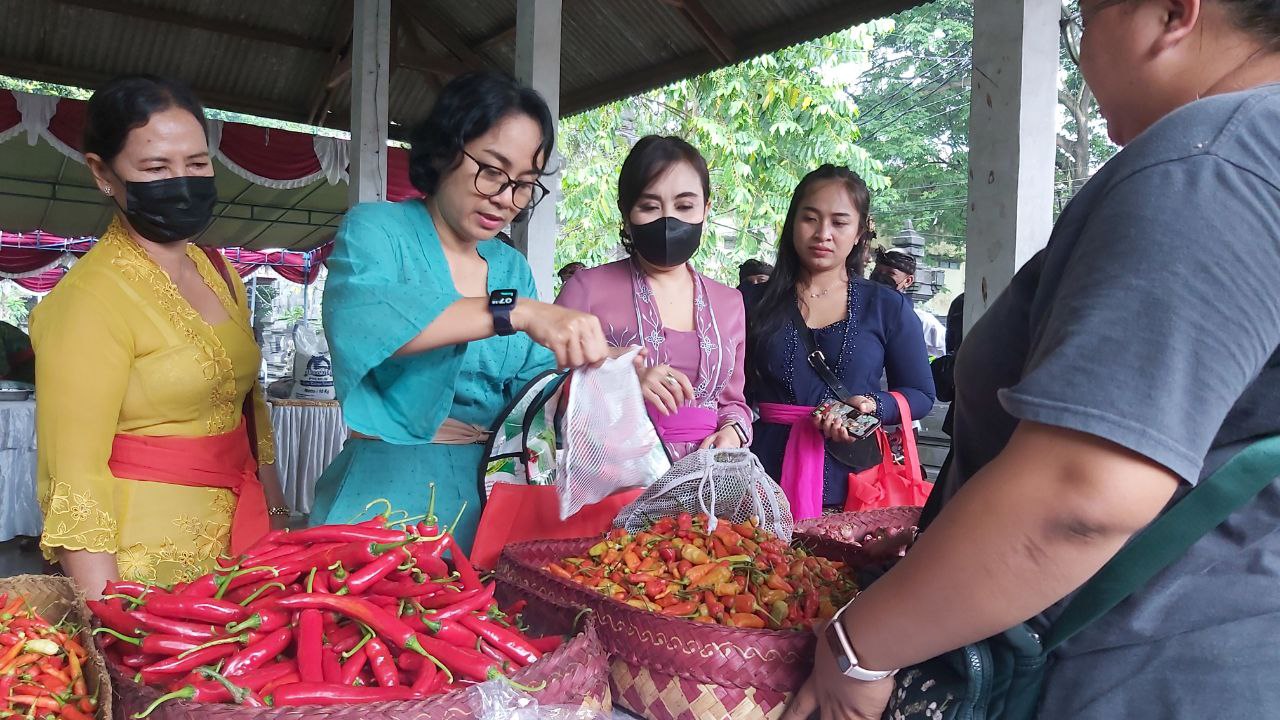 Wawali Tinjau Operasi Pasar di Desa Dauh Puri Kauh