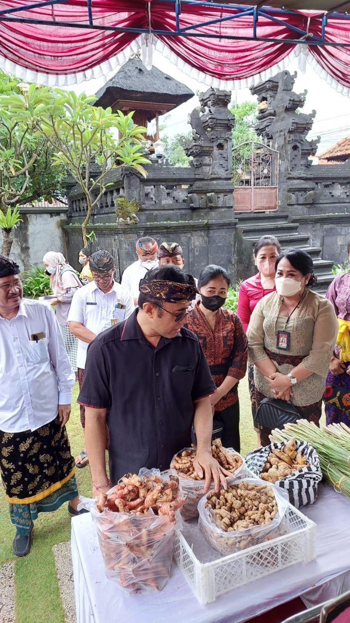 Upaya  Atasi Inflasi , Jaya Negara Tinjau Operasi Pasar Murah di Kelurahan Sumerta