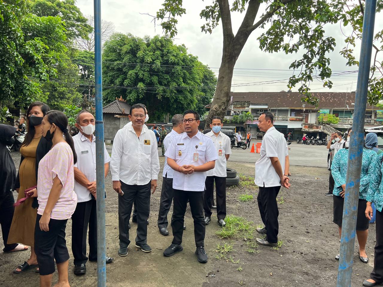 Kendalikan Inflasi, Pemkot Gelar Operasi Pasar , Wawali Arya wibawa tinjau Operasi Pasar di terminal tegal, Sekda Alit Wiradana di Desa Sumerta Kelod
