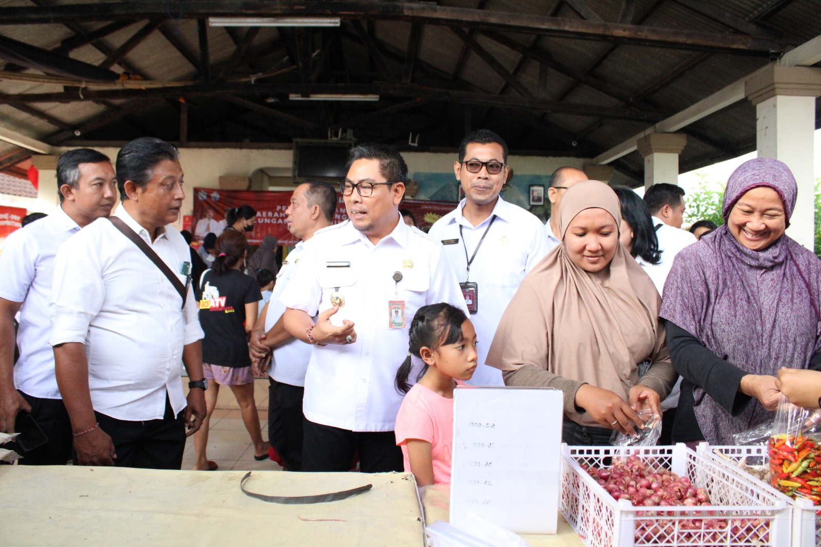 Tekan Laju Inflasi, Wawali Arya Wibawa Tinjau Pelaksanaan Pasar Murah di Banjar Cemara Agung  
