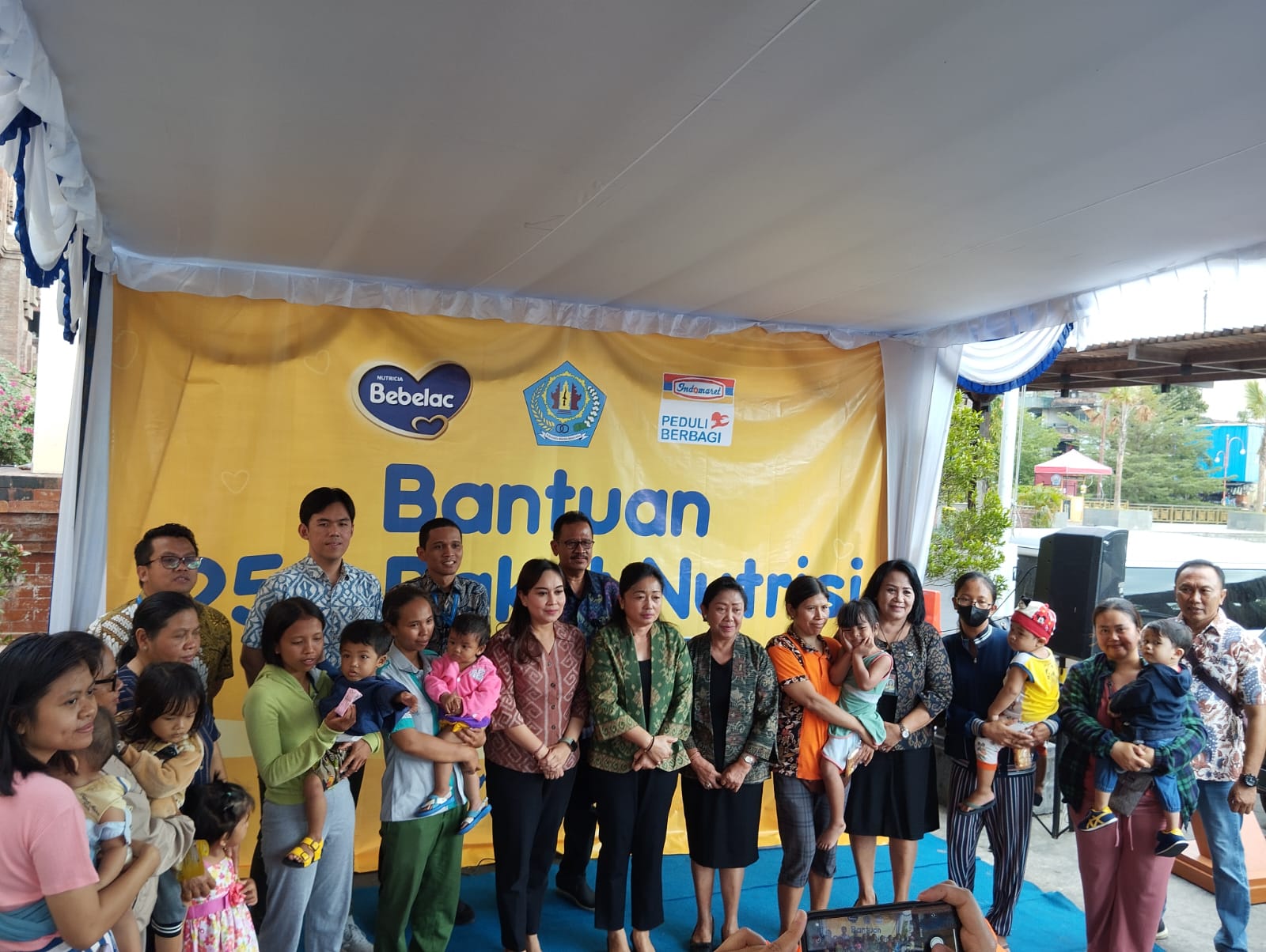 Sasar Wanita Tukang Suun Pasar Badung, Ny. Antari Jaya Negara Salurkan Paket Bantuan Program TJSL dari PT. Indomarco Prismatama