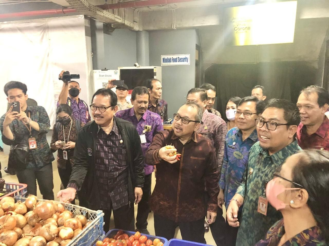 Arya Wibawa dampingi Cok Ace Pantau Harga di Pasar Badung