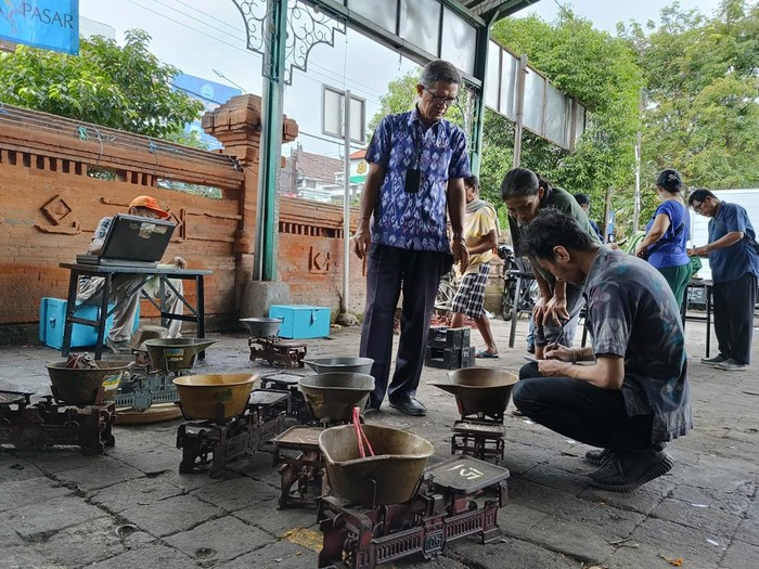 Disperindag Tera ulang timbangan di Pasar Kreneng