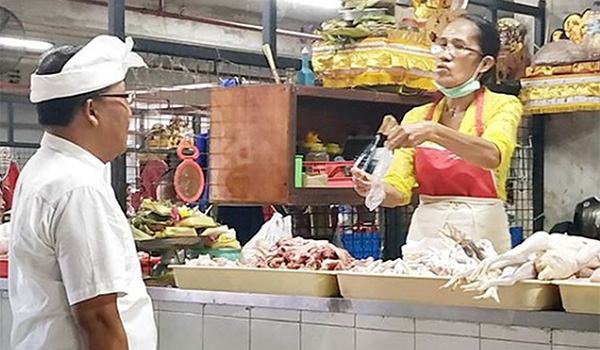 PD PASAR KOTA DENPASAR GENCARKAN GERAKAN BEBAS PLASTIK DI PASAR BADUNG