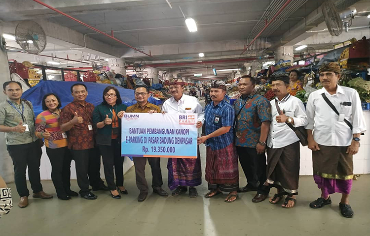 Bank BRI Serahkan CSR ke Pasar Badung