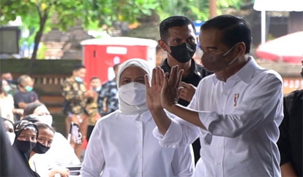 Wali Kota Jaya Negara Dampingi Presiden Joko Widodo Serahkan Bantuan Sosial di Pasar Kreneng