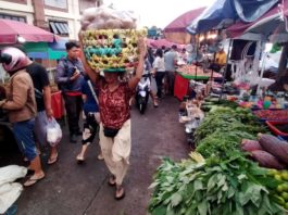 Buruh Mengangkut Barang di Pasar Badung